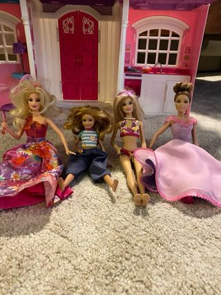 Mansión de la Barbie con 4 muñecas Barbie.
