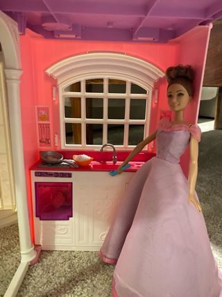 Mansión de la Barbie con 4 muñecas Barbie.