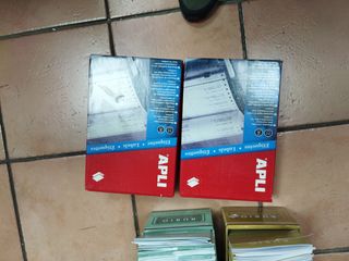 2 cajas de etiquetas apli