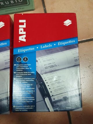 2 cajas de etiquetas apli