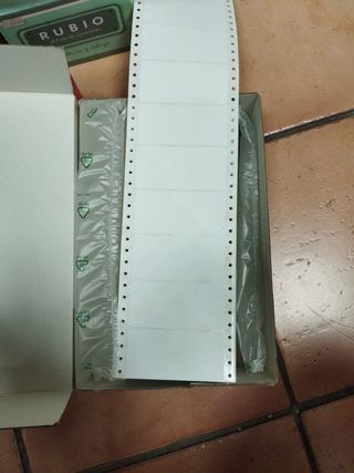 2 cajas de etiquetas apli