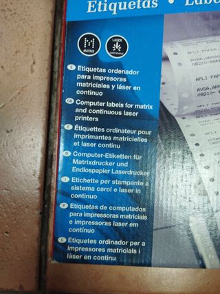 2 cajas de etiquetas apli