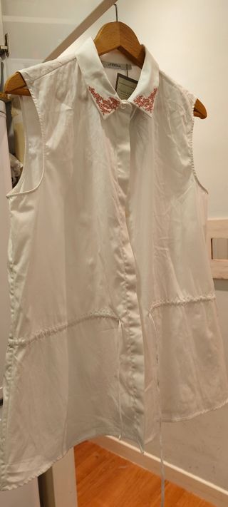 Camisa blanca sin mangas