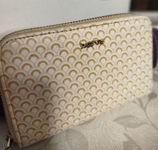 Cartera billetera dorada y blanca. Monedero