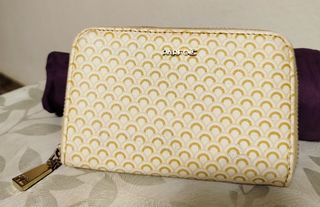 Cartera billetera dorada y blanca. Monedero