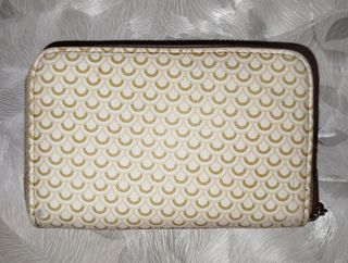 Cartera billetera dorada y blanca. Monedero