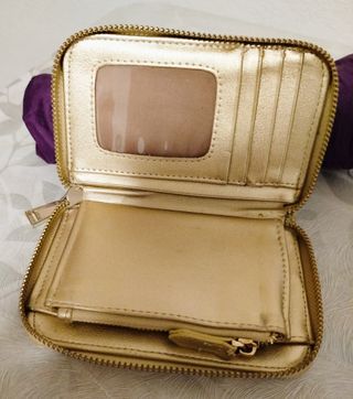 Cartera billetera dorada y blanca. Monedero