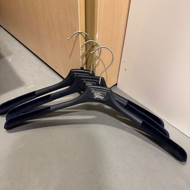 3 perchas logo Burberry