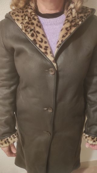 Abrigo mujer marrón y leopardo