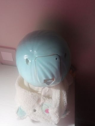 Bebe lloron con caja