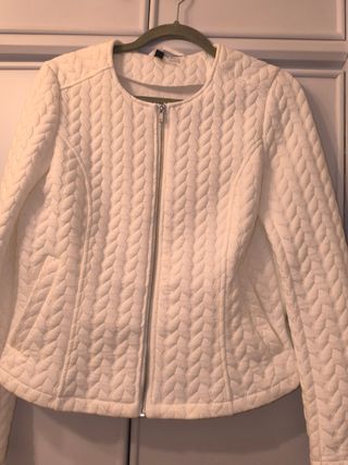 Chaqueta blanca cierre cremallera HyM.