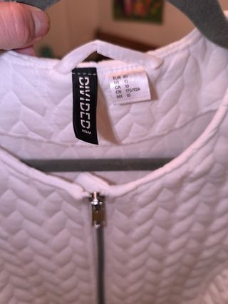 Chaqueta blanca cierre cremallera HyM.