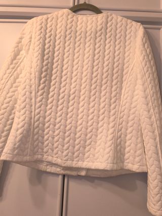 Chaqueta blanca cierre cremallera HyM.