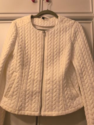 Chaqueta blanca cierre cremallera HyM.