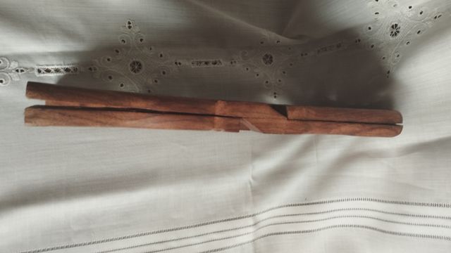 SOPORTE PARA LIBROS-ARTESANIA MADERA