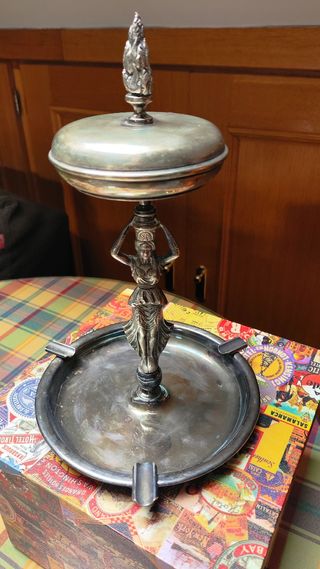 Cerillero+Cenicero con figura de mujer