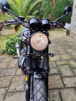 TRIUMPH BONNEVILLE T100 BLACK EDITION (Custom)