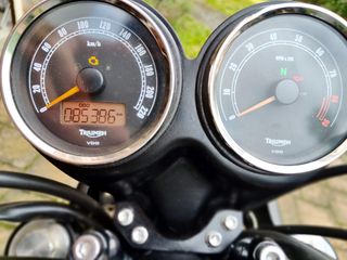 TRIUMPH BONNEVILLE T100 BLACK EDITION (Custom)