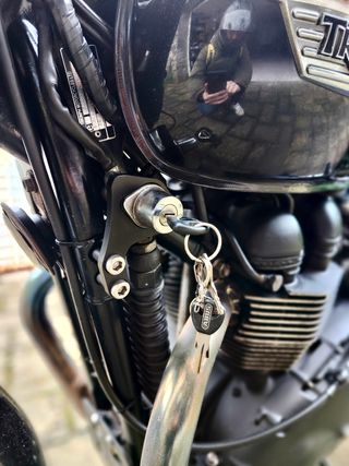 TRIUMPH BONNEVILLE T100 BLACK EDITION (Custom)