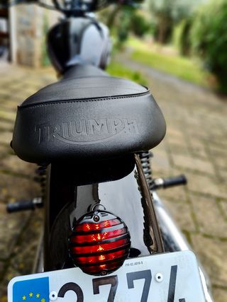 TRIUMPH BONNEVILLE T100 BLACK EDITION (Custom)