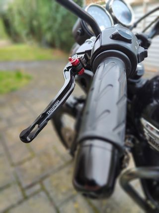 TRIUMPH BONNEVILLE T100 BLACK EDITION (Custom)