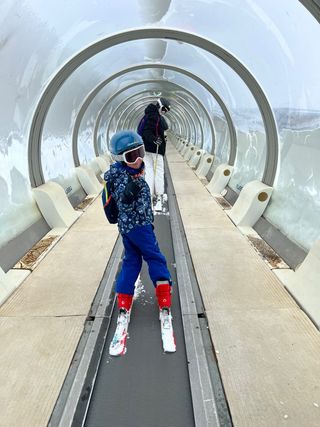 Ropa de esquí y botas  esquí 5 años + casco