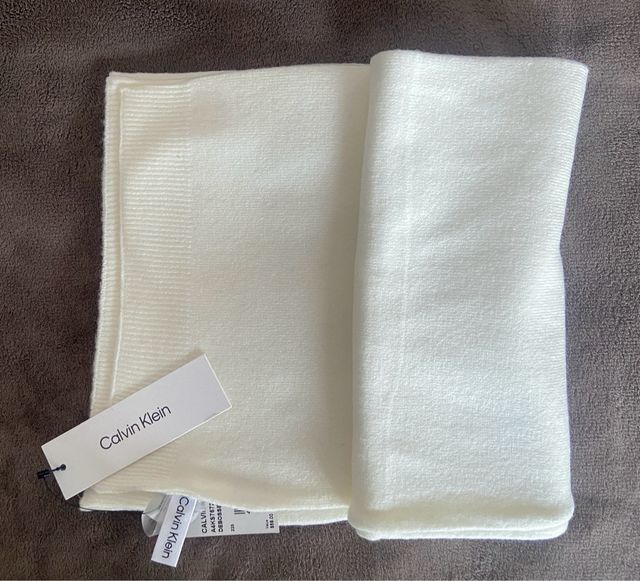 Écharpe Calvin Klein neuve avec étiquette