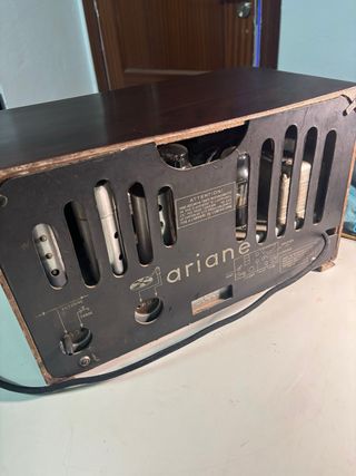 Radio antigua de valvulas ARIANE 