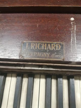 Antiguo piano de iglesia 