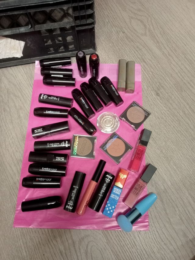 Lotto unico makeup,creme,ecc Valore reale 326euro