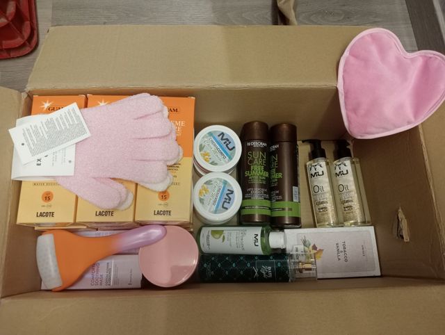 Lotto unico makeup,creme,ecc Valore reale 326euro