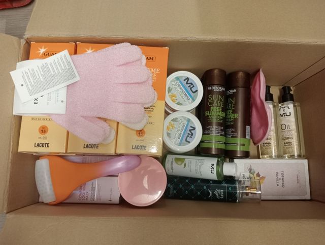 Lotto unico makeup,creme,ecc Valore reale 326euro