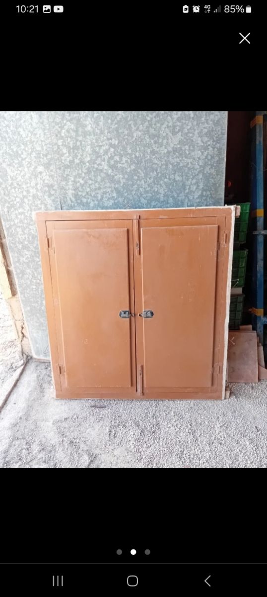 Ventanas de madera con contraventanas.