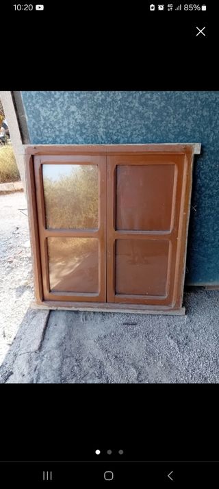 Ventanas de madera con contraventanas. 