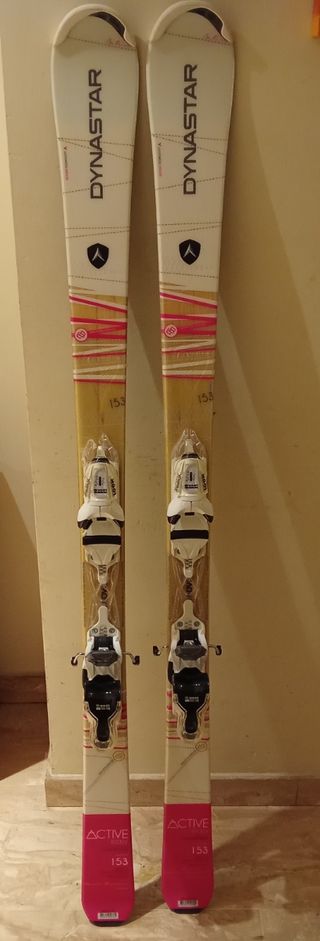 Esquís, botas y bastones.