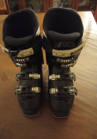 Esquís, botas y bastones.