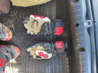 Botas y guantes 

