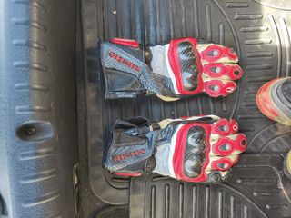 Botas y guantes 

