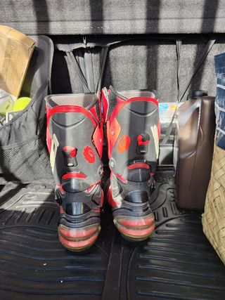 Botas y guantes 

