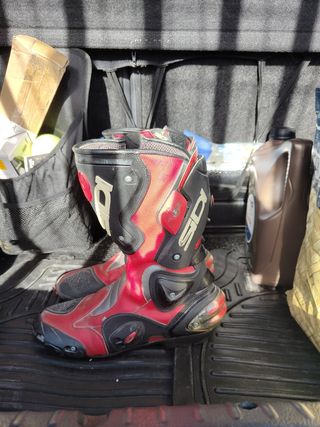 Botas y guantes 

