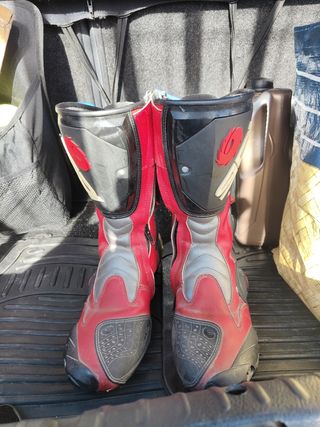 Botas y guantes 


