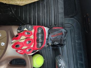 Botas y guantes 

