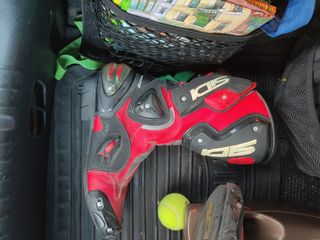 Botas y guantes 

