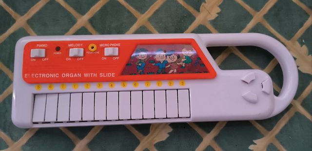 Piano musical de juguete