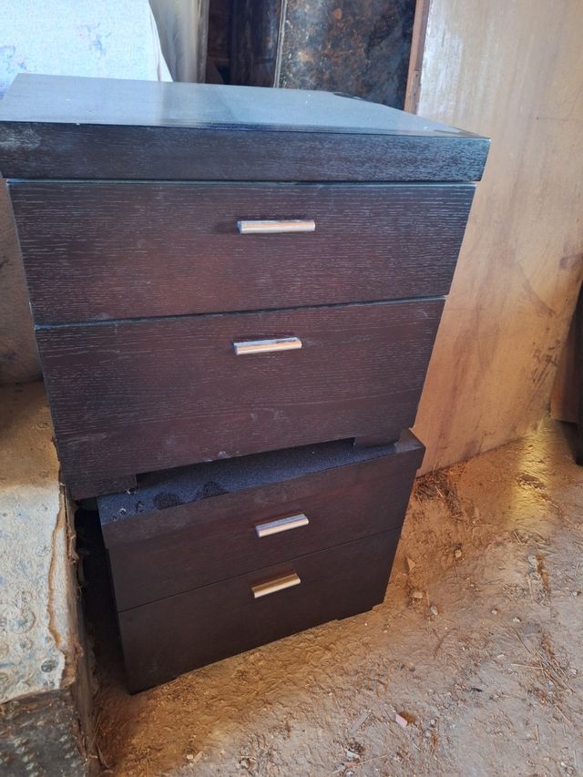 Mesitas macizas para cama baja