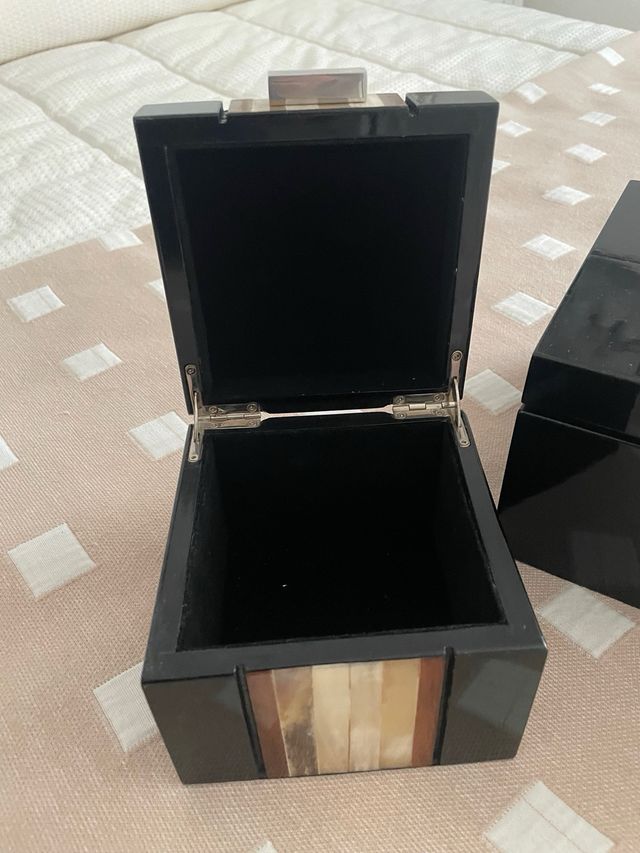 Due astucci per gioielli o scatole in legno e madreperla