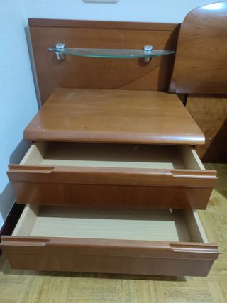 Cabecero madera con mesitas y cómoda