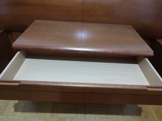 Cabecero madera con mesitas y cómoda
