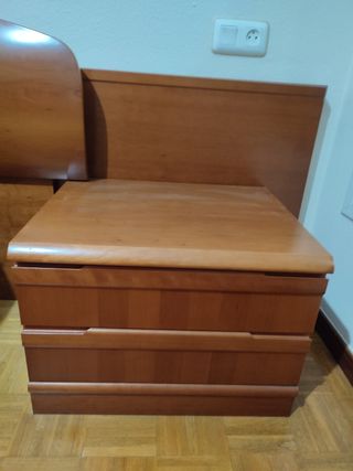 Cabecero madera con mesitas y cómoda