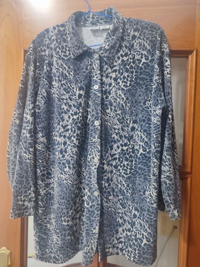 Blusa con estampado de leopardo azules